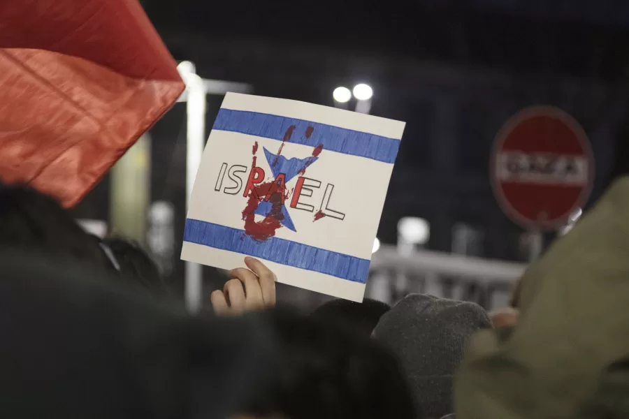 MANIFESTAZIONE PRO PALESTINA ANTI CENSURA SOTTO LA SEDE RAI, PROTESTA, BANDIERA ISRAELE INSAGUINATA