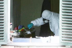 Omicidio Chiara Poggi, il medico legale: “Inutile pensare di essere immuni da interferenze. Da periti dobbiamo esporre anche le incertezze”