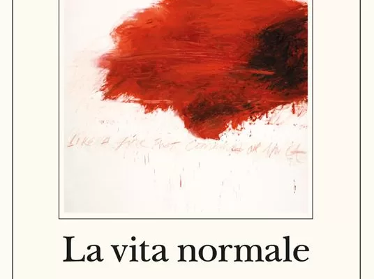 Quella normale disumanità negli occhi di Yasmina Reza: ‘La vita normale’ esplora l’abisso nascosto nella quotidianità, tra realtà e mistero