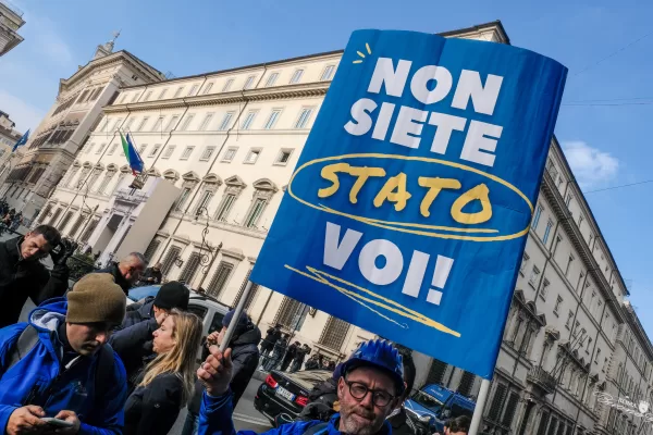 Foto Mauro Scrobogna /LaPresse 
20-12-2023 Roma – Politica – ILVA, incontro del Governo con i sindacati metalmeccanici – Nella foto: presidio dei lavoratori dell’IVA Taranto davanti a Palazzo Chigi in attesa dei rappresentanti sindacali al tavolo con il Governo

December 20, 2023 Roma – Politics –  ILVA, meeting of the Government with the metalworking unions – In the photo: demonstration of the Taranto VAT workers in front of Palazzo Chigi waiting for the union representatives at the table with the Government