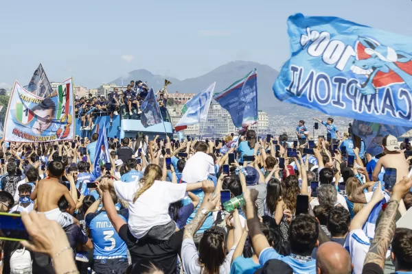 Napoli, lo scudetto dei disservizi: scuole e metro chiuse, la sfilata tricolore è una trappola