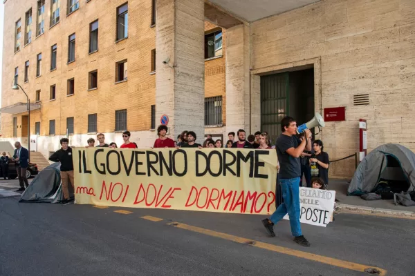 Milano, una stanza singola costa 630 euro al mese. Oltre 200mila universitari nella metropoli che è calamita e centrifuga