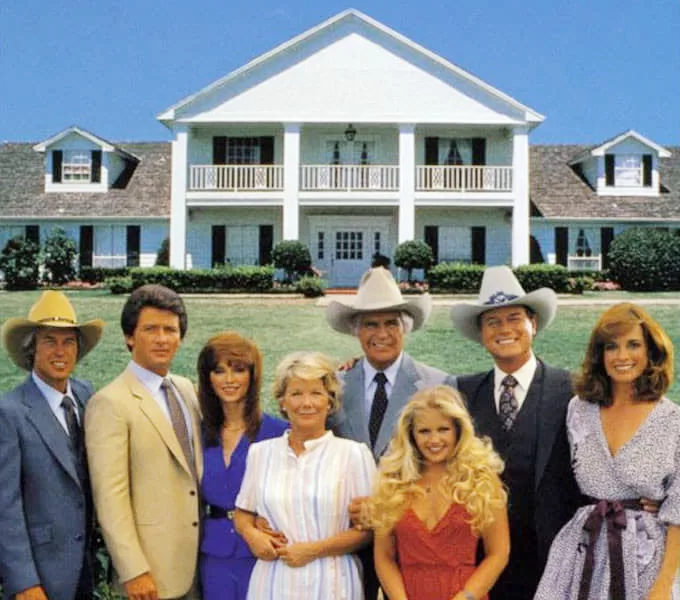 Dallas, l’America che entrò in casa nostra e la sinistra comunista denunciò la storica serie tv