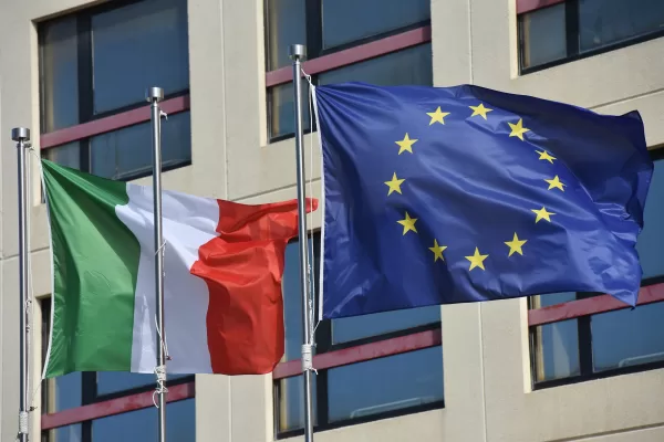 PALAZZO DELLA GIUSTIZIA   PROCURA DI BARI BANDIERA ITALIA EUROPA