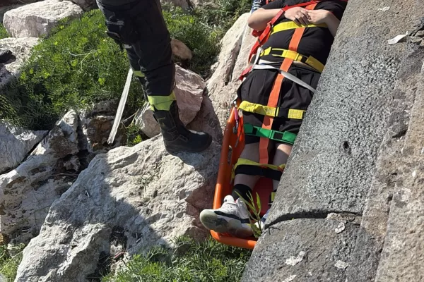 Cade sugli scogli durante la festa scudetto, giovane tifoso salvato da polizia e vigili del fuoco sul lungomare di Napoli