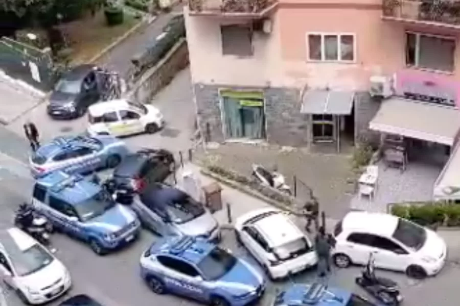 Napoli, rapina alle Poste sventata dal blitz della polizia: banditi fermati con i soldi in tasca dopo il sequestro di clienti e dipendenti