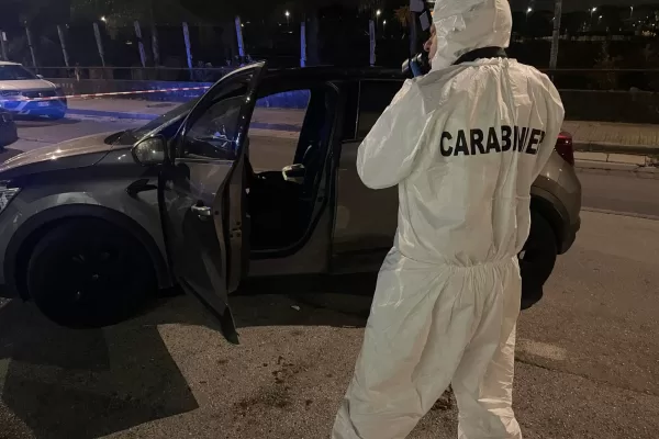Napoli, donna prova a uccidere la fidanzata con un proiettile alla testa, poi si toglie la vita: 31enne gravissima Napoli, donna prova a uccidere la fidanzata con un proiettile alla testa, poi si toglie la vita: 31enne gravissima