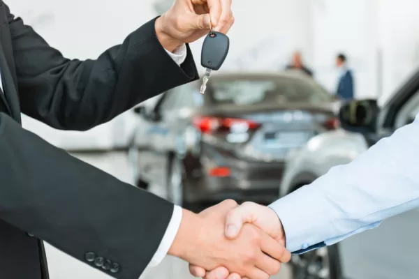 Noleggio auto in crescita: sempre meno persone possono permettersela. Il prezzo del nuovo sale del 52% e possedere non è più sinonimo di convenienza