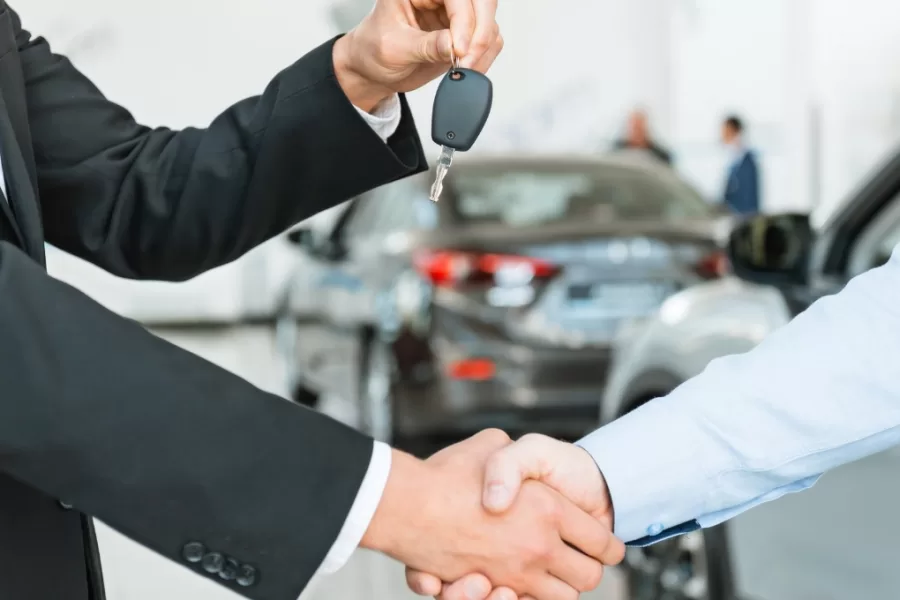 Noleggio auto in crescita: sempre meno persone possono permettersela. Il prezzo del nuovo sale del 52% e possedere non è più sinonimo di convenienza