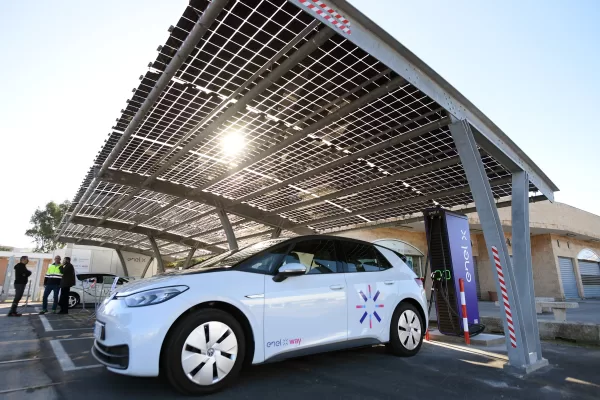 Elettrico, la rete di ricarica pubblica fatica a tenere il passo