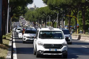 il corteo di protesta dei Taxi USB contro la mancanza di norme anti abusivismo  su via Cristoforo Colombo  — Roma — Italia — Mercoledì 28 Maggio 2025  – Cronaca – (foto di Cecilia Fabiano/ LaPresse) 

Taxi demonstration and strike 
— Rome—Italy — Wednesday , May 28, 2025 – News – (photo by Cecilia Fabiano/LaPresse)