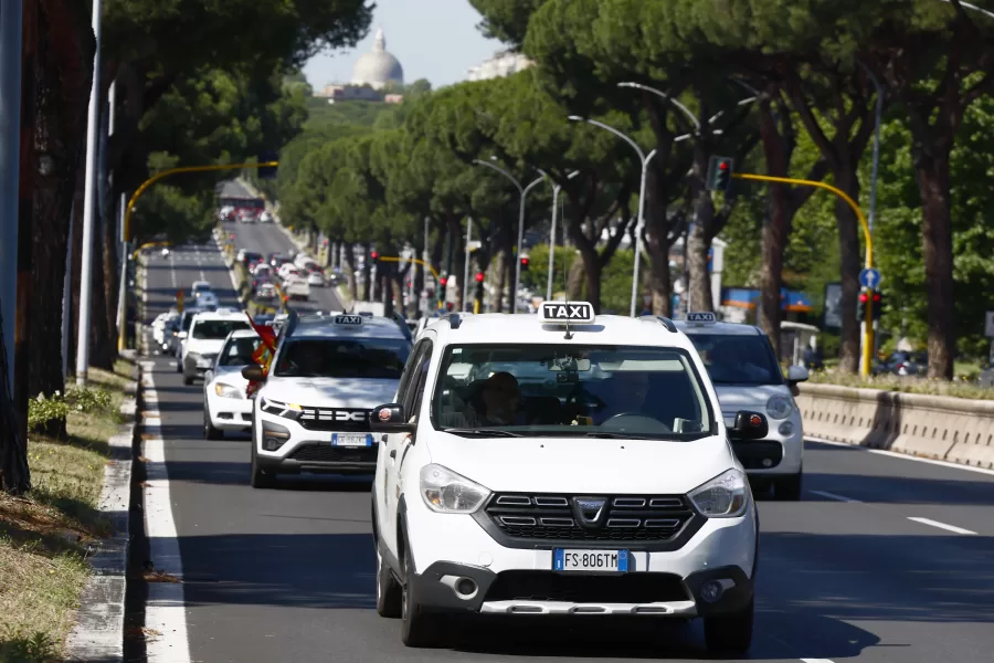 il corteo di protesta dei Taxi USB contro la mancanza di norme anti abusivismo  su via Cristoforo Colombo  — Roma — Italia — Mercoledì 28 Maggio 2025  – Cronaca – (foto di Cecilia Fabiano/ LaPresse) 

Taxi demonstration and strike 
— Rome—Italy — Wednesday , May 28, 2025 – News – (photo by Cecilia Fabiano/LaPresse)