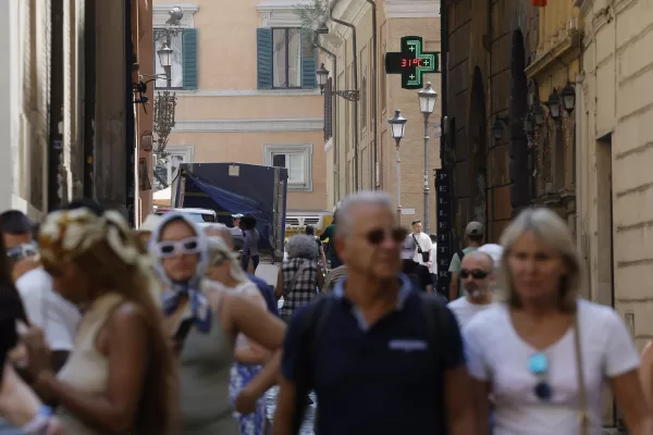 Primi caldi , turisti nelle vie del centro    Roma  Italia  Venerdì 13 Giugno 2025  – Cronaca – (foto di Cecilia Fabiano/ LaPresse) 

first summer heat in the acient centre of Rome   RomeItaly   Friday , June 13, 2025 – News – (photo by Cecilia Fabiano/LaPresse)