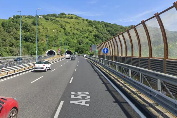 Dramma in Tangenziale a Napoli, camion travolge scooter: uomo e donna muoiono, immagini strazianti