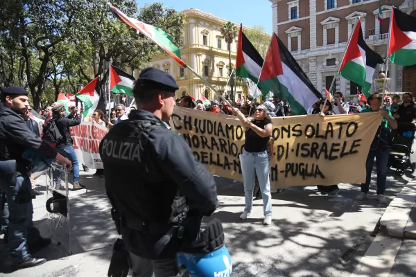 CORTEO CONTRO LE GUERRE IL RIARMO UE E IL GOVERNO MELONI ORGANIZZATO DAL TAVOLO REGIONALE PER LA PALESTINA BANDIERE STRISCIONE CHIUDIAMO IL CONSOLATO ONORARIO COVO DI ISRAELE E DELLA NATO IN PUGLIA POLIZIA ANTISOMMOSSA CORTEO CONTRO LE GUERRE IL RIARMO UE E IL GOVERNO MELONI ORGANIZZATO DAL TAVOLO REGIONALE PER LA PALESTINA BANDIERE STRISCIONE CHIUDIAMO IL CONSOLATO ONORARIO COVO DI ISRAELE E DELLA NATO IN PUGLIA POLIZIA ANTISOMMOSSA