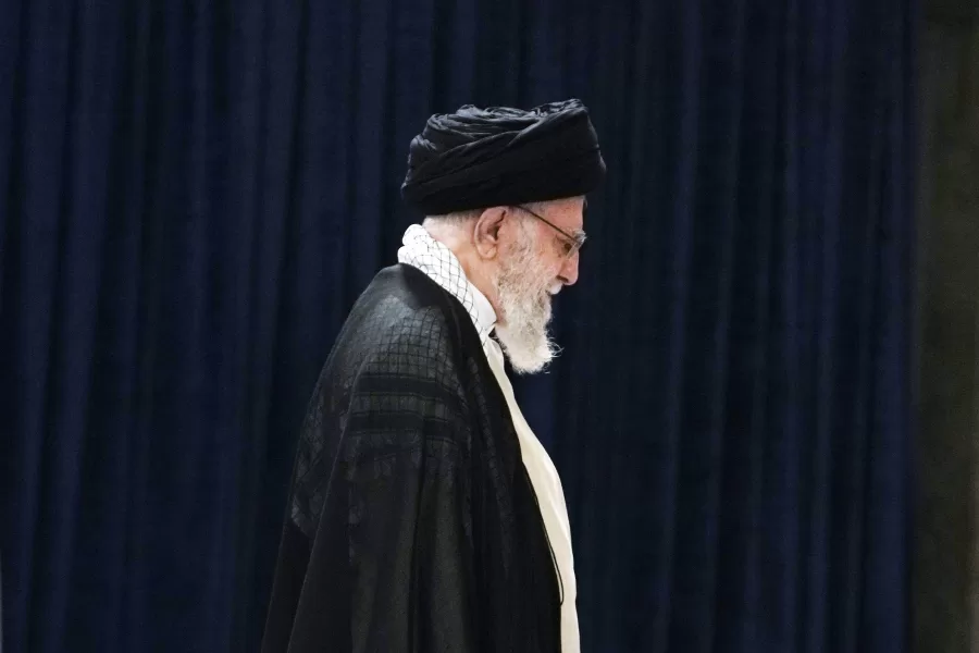 Iranian Supreme Leader Ayatollah Ali Khamenei leaves after casting his vote during the presidential election in Tehran, Iran, Friday, June 28, 2024. Iranians voted Friday in a snap election to replace the late hard-line President Ebrahim Raisi, with the race’s sole reformist candidate vowing to seek “friendly relations” with the West in an effort to boost his campaign. (AP Photo/Vahid Salemi)


Associated Press/LaPresse