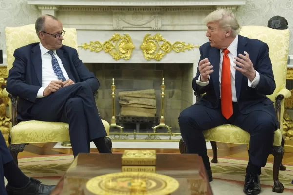 Merz da Trump tra battute e colpi di scena. Mano tesa sui dazi, scintille sull’Ucraina