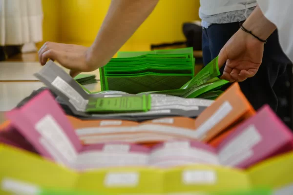 Cittadini al voto per il Referendum al seggio di Via Mantova –  Milano, 8 Giugno 2025 
(Foto Claudio Furlan/Lapresse) 

Citizens voting for the Referendum at the polling station in Via Mantova – Milan, June 8, 2025 
(Photo Claudio Furlan/Lapresse)