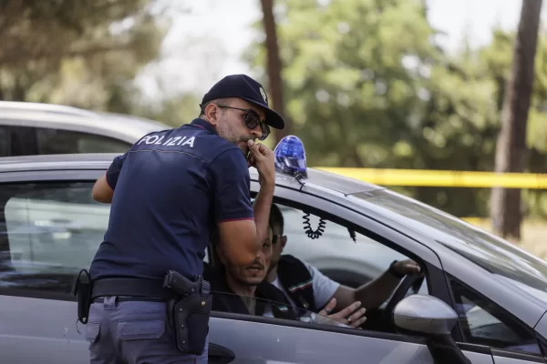 Villa Pamphili, Kaufman ha vissuto 15 giorni nel parco: il bagno al mercato e le serate a Trastevere. Poi gli acquisti in centro pagati con carta Villa Pamphili, Kaufman ha vissuto 15 giorni nel parco: il bagno al mercato e le serate a Trastevere. Poi gli acquisti in centro pagati con carta