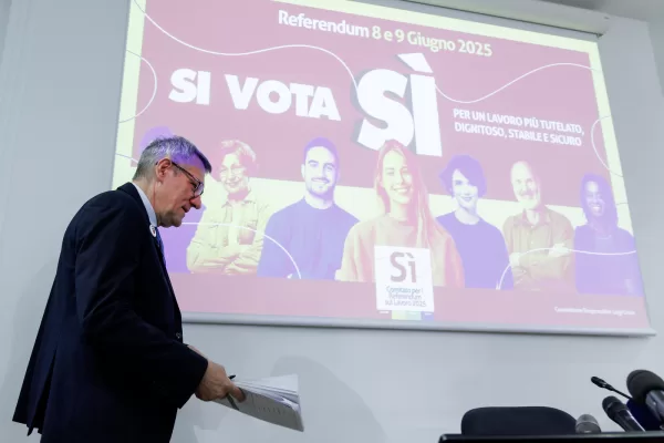 Il segretario della Cgil Maurizio Landini durante la conferenza stampa sull’esito dei referendum, Roma, Lunedì 9 Giugno 2025 (Foto Roberto Monaldo / LaPresse) 

Cgil union secretary Maurizio Landini during the press conference on referendum results, Rome, Monday, June 9, 2025 (Photo by Roberto Monaldo / LaPresse)