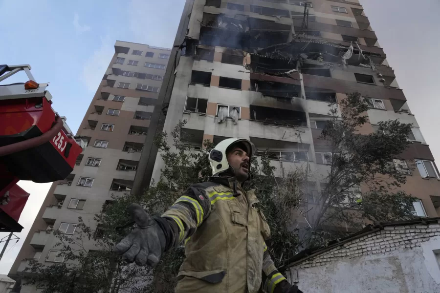 A firefighter calls out his colleagues at the scene of an explosion in a residence compound in northern Tehran, Iran, Friday, June 13, 2025. (AP Photo/Vahid Salemi)
Associated Press/LaPresse