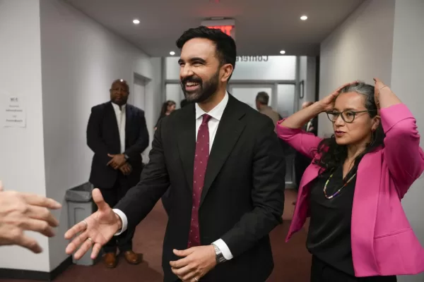 Zohran Mamdani greets people after the New York City Democratic mayoral primary debate at the John Jay College of Criminal Justice in the Gerald W. Lynch Theater on Thursday, June 12, 2025, in New York. (Vincent Alban/The New York Times via AP, Pool)
Associated Press/LaPresse