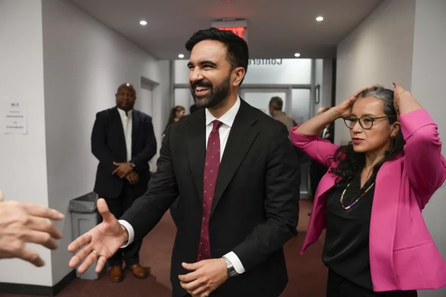 Zohran Mamdani greets people after the New York City Democratic mayoral primary debate at the John Jay College of Criminal Justice in the Gerald W. Lynch Theater on Thursday, June 12, 2025, in New York. (Vincent Alban/The New York Times via AP, Pool)
Associated Press/LaPresse
