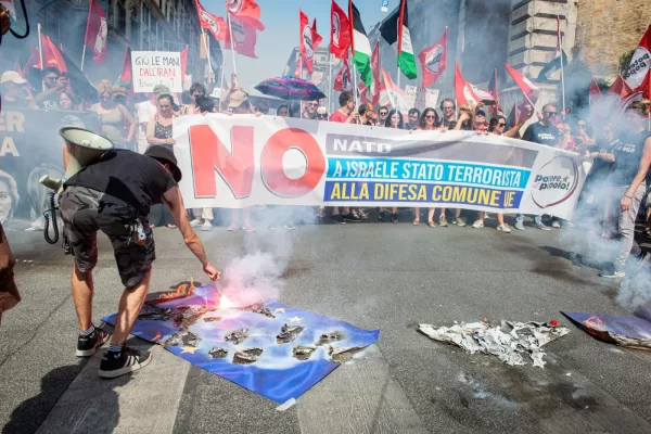 Il corteo contro il riarmo contro la guerra e contro la Nato, organizzata dai movimenti con Partenza da Piazza Vittorio e arrivo a Via dei Fori Imperiali, Sabato 21 Giugno 2025 (foto Valentina Stefanelli / LaPresse)
The procession against rearmament, against war and against NATO, organized by the movements with departure from Piazza Vittorio and arrival in Via dei Fori Imperiali, Saturday 21 June 2025 (photo Valentina Stefanelli / LaPresse) Il corteo contro il riarmo contro la guerra e contro la Nato, organizzata dai movimenti con Partenza da Piazza Vittorio e arrivo a Via dei Fori Imperiali, Sabato 21 Giugno 2025 (foto Valentina Stefanelli / LaPresse)
The procession against rearmament, against war and against NATO, organized by the movements with departure from Piazza Vittorio and arrival in Via dei Fori Imperiali, Saturday 21 June 2025 (photo Valentina Stefanelli / LaPresse)