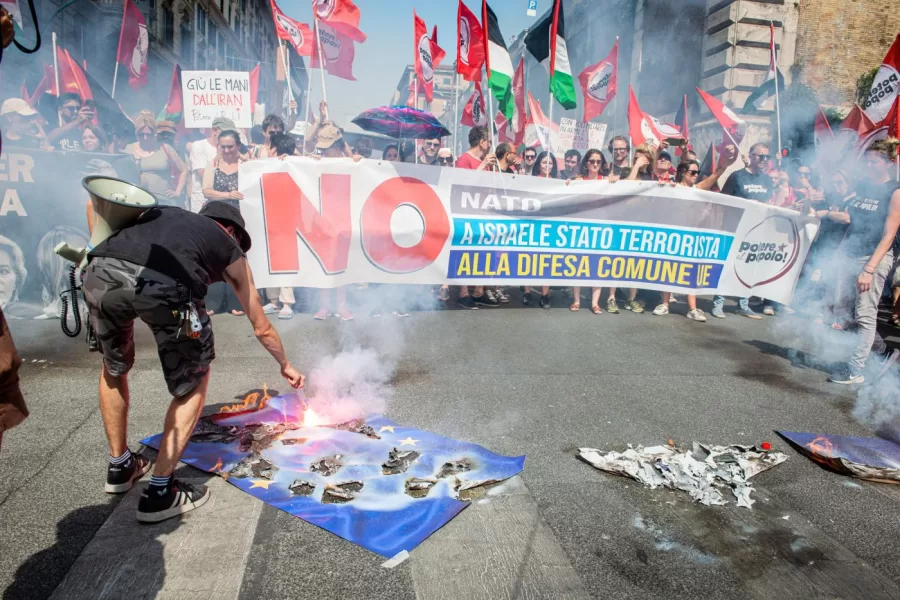 Il corteo contro il riarmo contro la guerra e contro la Nato, organizzata dai movimenti con Partenza da Piazza Vittorio e arrivo a Via dei Fori Imperiali, Sabato 21 Giugno 2025 (foto Valentina Stefanelli / LaPresse)

The procession against rearmament, against war and against NATO, organized by the movements with departure from Piazza Vittorio and arrival in Via dei Fori Imperiali, Saturday 21 June 2025 (photo Valentina Stefanelli / LaPresse)