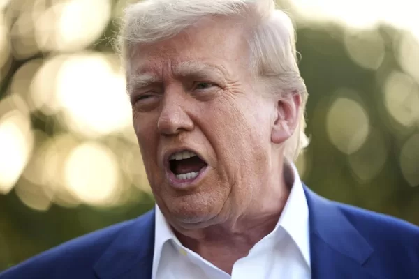 President Donald Trump speaks with reporters before boarding Marine One on the South Lawn of the White House, Tuesday, June 24, 2025, on his way to The Hague, to join world leaders gathering in the Netherlands for a two-day NATO summit. (AP Photo/Evan Vucci)

Associated Press/LaPresse