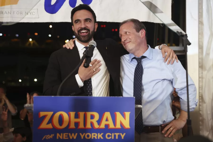 Democratic mayoral candidate Zohran Mamdani, left, speaks on stage with fellow candidate Comptroller Brad Lander at his primary election party, Wednesday, June 25, 2025, in New York. (AP Photo/Heather Khalifa)

Associated Press/LaPresse

Associated Press/LaPresse