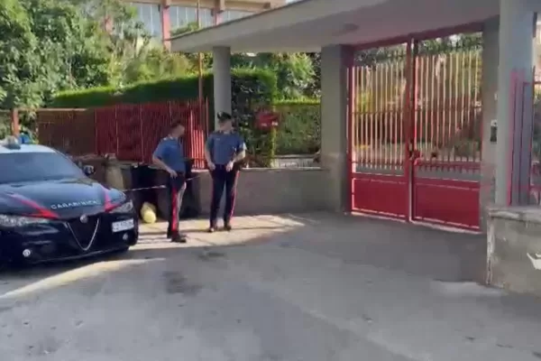 Orrore a Quarto, uomo ucciso e nascosto in una cassapanca sulla terrazza di casa: fermati i due figli