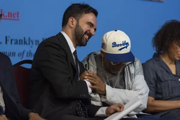 Spike Lee, right, and Democratic mayoral candidate Zohran Mamdani, left, react during the National Action Network’s Saturday action rally at House of Justice in Harlem, Saturday, June 28, 2025, in New York. (AP Photo/Yuki Iwamura)

Associated Press/LaPresse