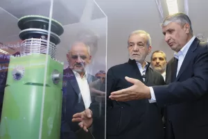 FILE – In this photo released by the Iranian Presidency Office, President Masoud Pezeshkian, second right, listens to Head of the Atomic Energy Organization of Iran Mohammad Eslami as he visits an exhibition of Iran’s nuclear achievements in Tehran, Iran, April 9, 2025. (Iranian Presidency Office via AP) 

Associated Press / LaPresse
Only italy and spain