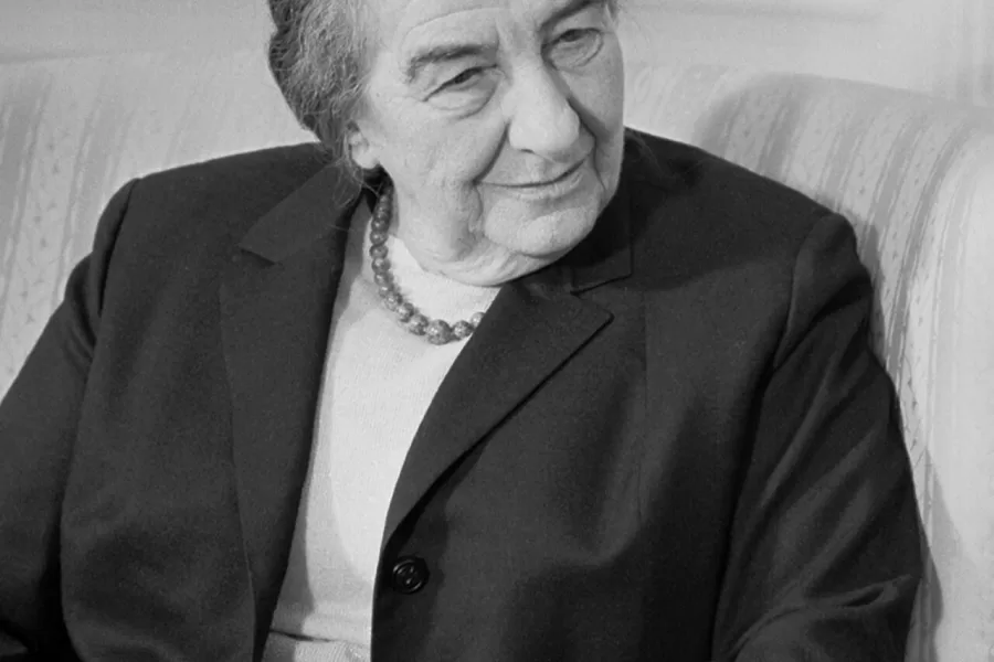 Chi era Golda Meir, l’iconica madre dello Stato ebraico che ha segnato Novecento e sionismo in Europa