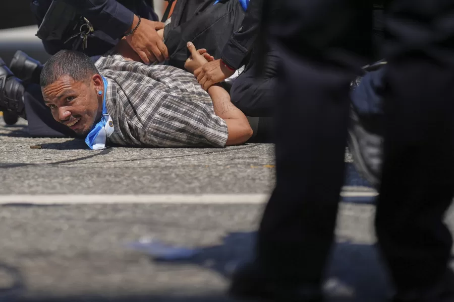 A protestor is detained by police in downtown Los Angeles, Sunday, June 8, 2025, following last night’s immigration raid protest. (AP Photo/Eric Thayer)

Associated Press/LaPresse
