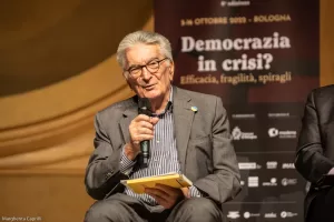 Gianfranco Pasquino: “In Italia le culture politiche cadono con i partiti che ne erano i portatori. Quella liberale? Non c’è”