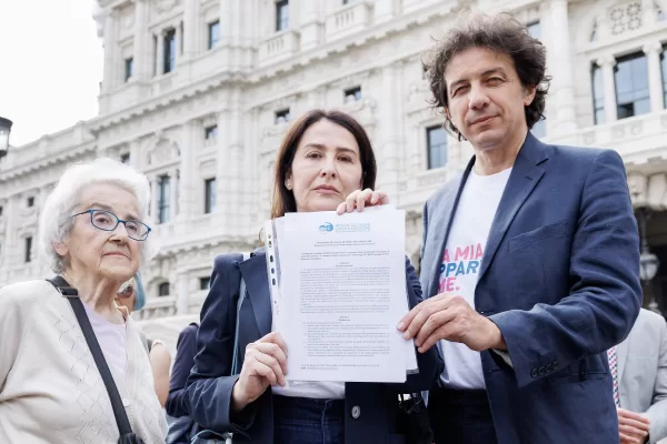 Marco Cappato (dx), Mina Welby (sx) e Filomena Gallo dell’ associazione Luca Coscioni depositano in Cassazione la proposta di legge d’iniziativa popolare per la legalizzazione dell’eutanasia, Roma, Giovedì 5 Giugno 2025 (Foto Roberto Monaldo / LaPresse) 

Marco Cappato (right), Mina Welby (left) and Filomena Gallo of the Luca Coscioni association deliver to the Supreme Court a popular initiative bill for the legalization of euthanasia, Rome, Thursday, June 5, 2025 (Photo by Roberto Monaldo / LaPresse)