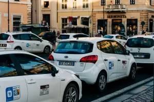 Salire a bordo di un taxi è un corso di sociologia: il telefono alla guida, le radio calciofile e il POS puntualmente rotto. Firmiamo un referendum