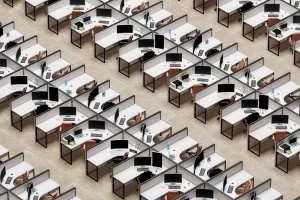 Pubblica Amministrazione, le mansioni ripetitive che non sopravviveranno all’IA. Il 57% dei dipendenti pubblici è già coinvolto