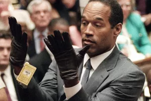 FILE – In this June 21, 1995 file photo, O.J. Simpson holds up his hands before the jury after putting on a new pair of gloves similar to the infamous bloody gloves during his double-murder trial in Los Angeles. Simpson, the decorated football superstar and Hollywood actor who was acquitted of charges he killed his former wife and her friend but later found liable in a separate civil trial, has died. He was 76. (Vince Bucci/Pool Photo via AP, File)

Associated Press/LaPresse