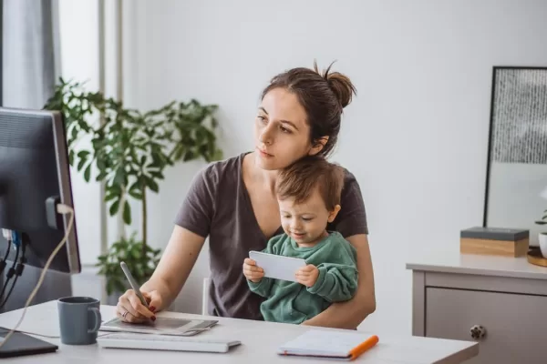 “Auguri e figli maschi!”, a determinare il gender gap è anche il sesso dei bambini: l’arrivo di una femmina renderebbe le mamme più tradizionaliste e casalinghe