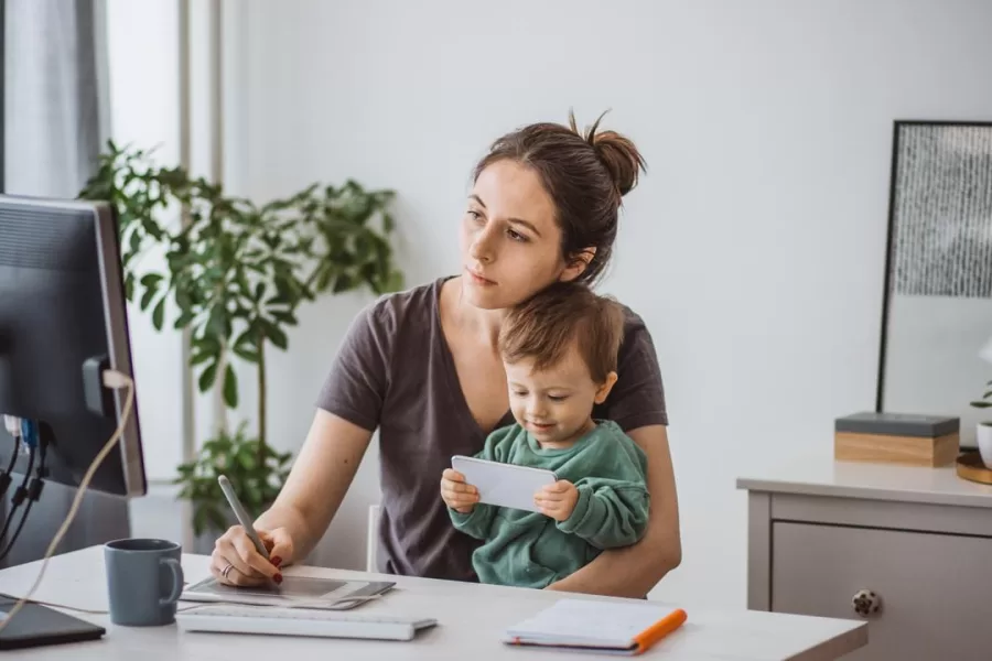 “Auguri e figli maschi!”, a determinare il gender gap è anche il sesso dei bambini: l’arrivo di una femmina renderebbe le mamme più tradizionaliste e casalinghe