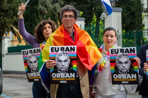 Flashmob di +Europa davanti ‘Ambasciata di Ungheria per protestare contro il divieto delle manifestazioni Lgbt+ nel paese. Nella foto Riccardo Magi durante il mini pride organizzato davanti l’Ambasciata Ungherese a Roma. Mercoledì 16 Aprile, 2025 (foto Valentina Stefanelli / LaPresse)

Flashmob of +Europa in front of the Embassy of Hungary to protest against the ban on Lgbt+ demonstrations in the country. In the photo Riccardo Magi during the mini pride organized in front of the Hungarian Embassy in Rome. Wednesday 16 April 2025 (photo Valentina Stefanelli / LaPresse)
