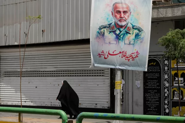 An Iranian woman walks past a banner showing head of the paramilitary Revolutionary Guard’s Khatam al-Anbiya Central Headquarters Gen. Gholam Ali Rashid, who was killed in Israeli strike, at Enqelab-e-Eslami (Islamic Revolution) street in downtown Tehran, Iran, Tuesday, June 24, 2025. (AP Photo/Vahid Salemi)

Associated Press/LaPresse