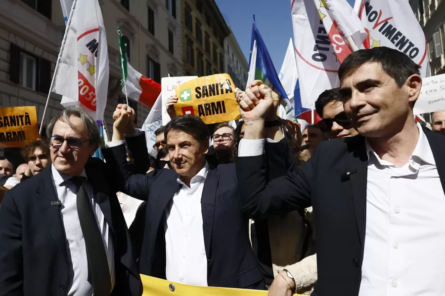 Giuseppe Conte con Angelo Bonelli e Nicola Fratoianni  alla manifestazione Contro il riarmo europeo e per la pace – Roma —Italia   — Sabato 5 Aprile 2025 – Cronaca – (foto di Cecilia  Fabiano/LaPresse)

Giuseppe Conte with  Angelo Bonelli and  Nicola Fratoianni  at the Demonstration Against European Rearmament and for Peace  Rome,  Italy Saturday, April 5, 2025 – News – (photo by Cecilia Fabiano/LaPresse)