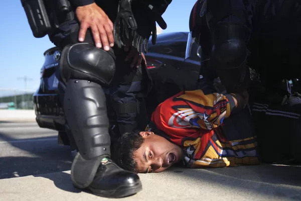 A protester is arrested by California Highway Patrol near the federal building in downtown Los Angeles on Tuesday, June 10, 2025. (AP Photo/Eric Thayer)
Associated Press / LaPresse
Only italy and spain A protester is arrested by California Highway Patrol near the federal building in downtown Los Angeles on Tuesday, June 10, 2025. (AP Photo/Eric Thayer)
Associated Press / LaPresse
Only italy and spain
