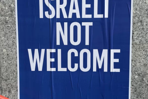 Milano, Israeli not welcome: le scritte della vergogna in metro
