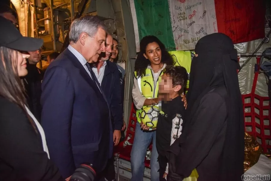 “Adam e la sua mamma sono arrivati in Italia da Gaza. Con loro altri 17 bambini e 55 familiari”. Così il ministro Tajani accoglie sui social il loro arrivo in Italia