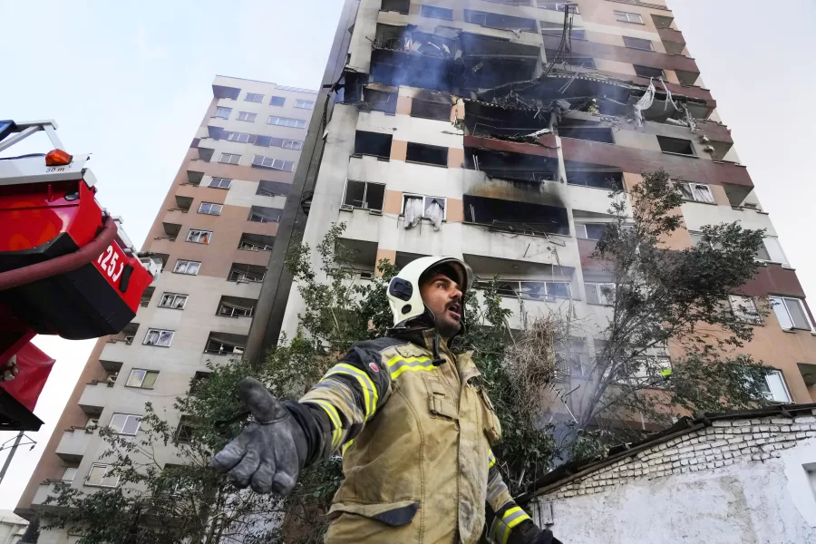 A firefighter calls out his colleagues at the scene of an explosion in a residence compound in northern Tehran, Iran, Friday, June 13, 2025. (AP Photo/Vahid Salemi)
Associated Press/LaPresse